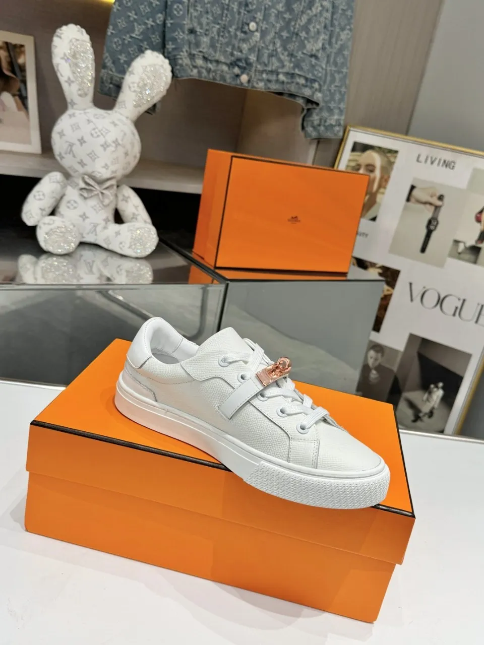 Men's Men's Shoes💰620❤️❤️❤️HERMES 2021 latest Kelly buckle white sneakers are online! The highest version on the market! Purchasing level quality! The H family rarely produces flat casual shoes, and they are styled with classic palladium-plated Kelly shoe buckles! Create a fashionable urban look that perfectly embodies the noble and elegant style of Hermès! Material selection: Fabric imported cowhide, lining + foot pads imported sheepskin, original molded TPU outsole, heavy gold molded kelly buckle full of texture Size: Female: 35-41 (41 is not returnable) Male: 39-45 (45 is not returnable)